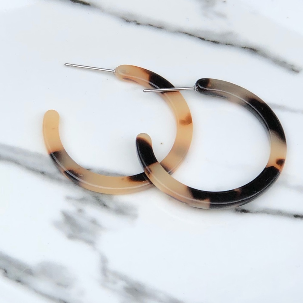 🆕 1” Resin Hoop Earrings - Cream and Brown
